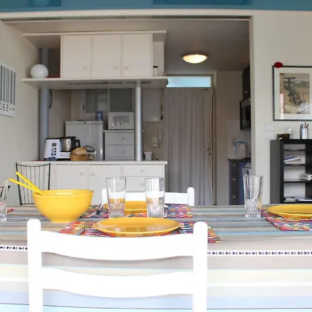 4 Personnes Pres De La A - Fr-1-245-197