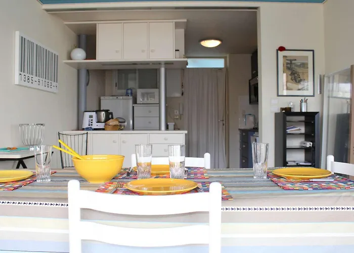 4 Personnes Pres De La A - Fr-1-245-197